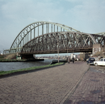 849184 Gezicht op de oude en nieuwe spoorbruggen over het Amsterdam-Rijnkanaal (DEMKA-brug) in de spoorlijn ...